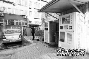 記者體驗(yàn)自助洗車。 本報(bào)首席記者 李青 攝 