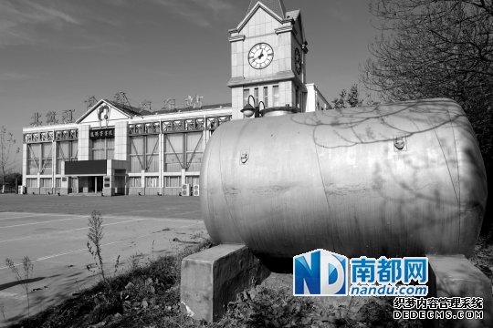 龍騰長客北戴河長途汽車站，因為和馬超群“條件沒談攏”，至今都沒再通自來水。汽車站最開始弄了兩個大罐子儲水。