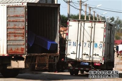 　在“基地”外，停放著幾輛等待拉豆芽的廂式貨車。