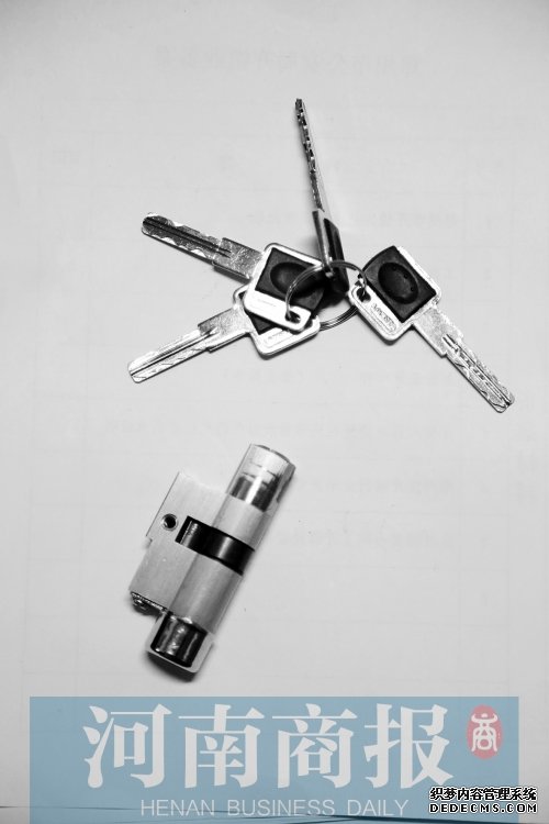 超B級(jí)鎖：鑰匙形狀為單面葉片內(nèi)銑槽或外銑槽，鎖芯類型為邊柱鎖芯，互開率極低。如果用工具開啟，鎖芯會(huì)被破壞，導(dǎo)致無法開啟。