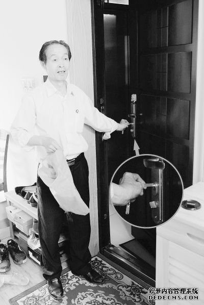 被盜人家演示小偷開鎖入室。 實習(xí)生 孔軒 記者楊濤 攝