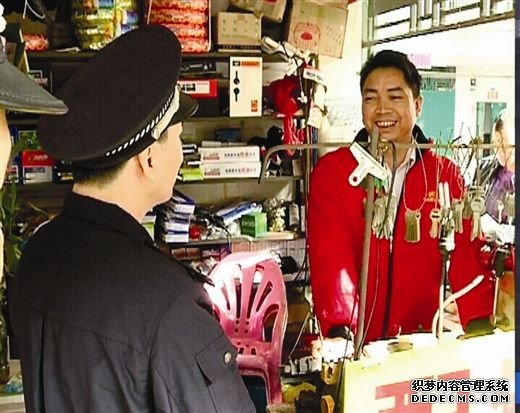 民警向祥賓路上一家開鎖店的工作人員宣傳新《條例》。