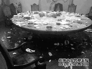 炸裂的桌子。