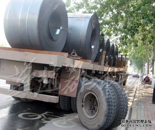 載鋼卷大貨車行至秦皇島輪胎脫落傷及一名路人 載鋼卷大貨車行至秦皇島輪胎脫落傷及一名路人