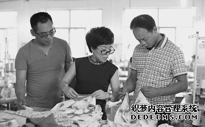 三名自主創(chuàng)業(yè)的大學生：賈金鳳(中)、馬龍祥(右)、賈連合(左)。