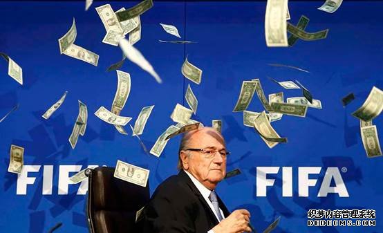 澎澎經(jīng)常夢(mèng)到天上掉錢，可惜終未如愿。國(guó)際足聯(lián)主席布拉特一定每天轉(zhuǎn)發(fā)錦鯉，終于感受到了被錢砸中的“幸?！弊涛丁? border=