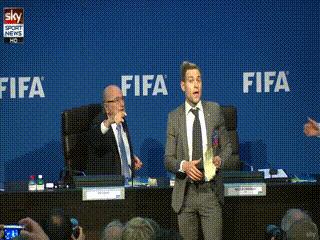 澎湃聯(lián)播|被扔過多少臭雞蛋，才能換得一次掌聲？