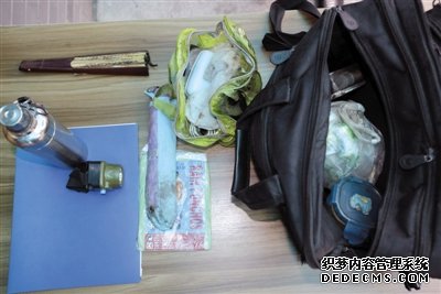 趙士軒隨身攜帶的包，里面裝的物品可以保證他隨時(shí)跟著劇組去往外地。