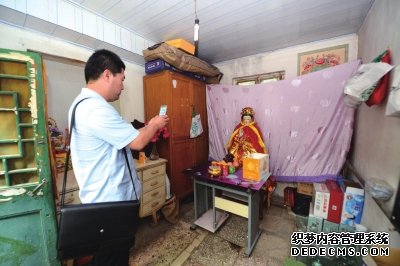 法官拍照取證。京華時報記者潘之望攝