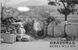 ■兒媳將老人打死后，放在了石堰下制造意外身亡假象。（警方提供）