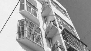 ■女子被困在自家窗外。