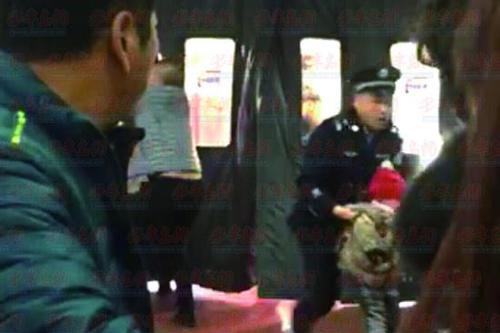 穿制服男子抱開孩子。（視頻截圖）