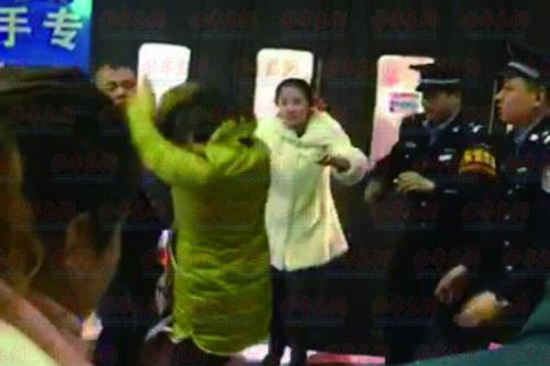 男子追打綠衣女子。（視頻截圖）