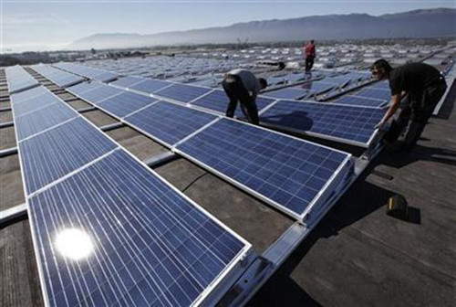 光伏產(chǎn)業(yè)急劇擴(kuò)張，短短幾年內(nèi)就出現(xiàn)嚴(yán)重的產(chǎn)能過剩