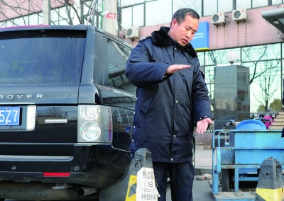 ▲保安付順福向記者描述他當(dāng)時在這個地方撿到的箱子有多大 攝/記者 林暉