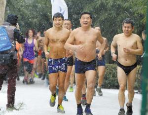 　“光豬跑”挑戰(zhàn)嚴(yán)寒，男女老少齊上陣。