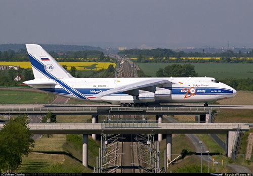 原文配圖：上百噸安124大運(yùn)駛上高架橋。