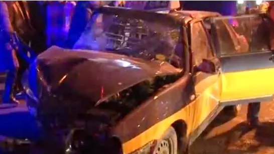 石家莊一轎車飛得太低，如炮彈轟爛出租車