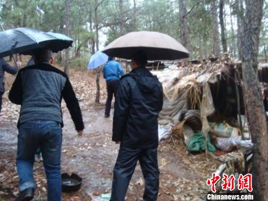 圖為民警帶領(lǐng)劉某弟弟來到劉某的窩棚 楊喬云 攝