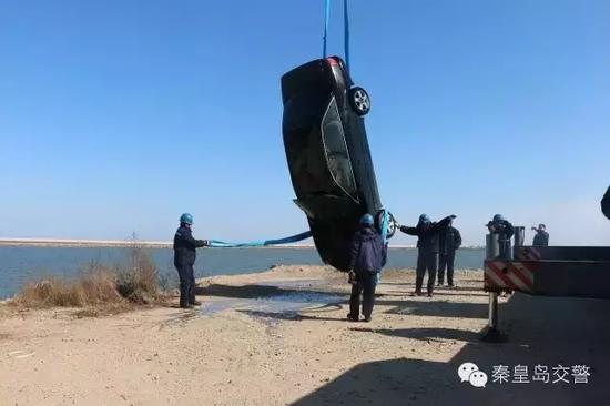 民警進行現(xiàn)場勘查。