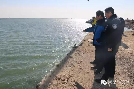 民警進行現(xiàn)場勘查。