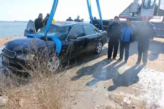 民警進行現(xiàn)場勘查。