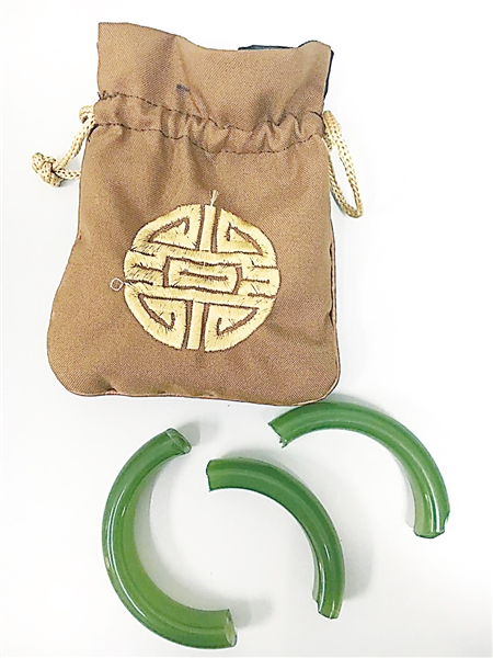 余某收貨時(shí)故意弄碎的仿制玉器