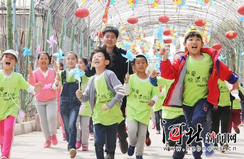 風(fēng)車節(jié)上的孩子們 風(fēng)車節(jié)上的孩子們