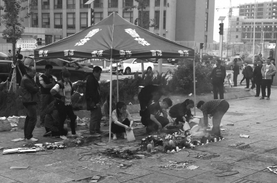 家屬悼念遇難學(xué)生。京華時(shí)報(bào)記者陶冉攝