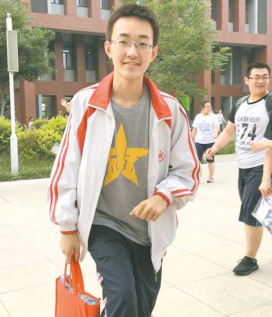 2016年全省高考文科第一名、衡水中學(xué)學(xué)生袁嘉瑋。