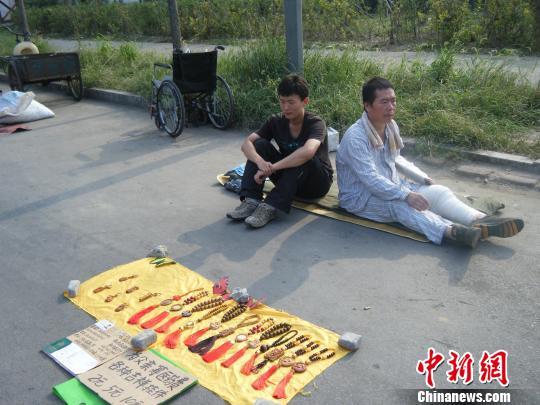 大學(xué)生帶病父擺地?cái)傞_學(xué)在即面臨兩難抉擇(圖)