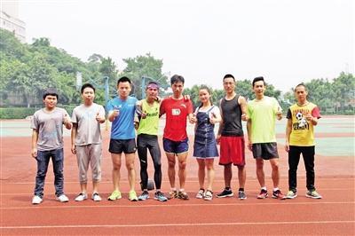 敖羅在跑友的陪伴下完成了100公里跑步。