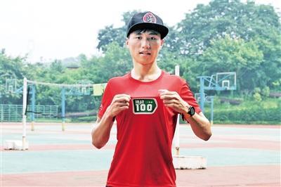 敖羅在跑友的陪伴下完成了100公里跑步。