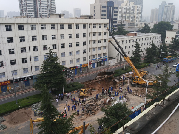 8月2日，坍塌現(xiàn)場(chǎng)正在施工。  本文圖片均來(lái)自澎湃新聞?dòng)浾呙鼯o