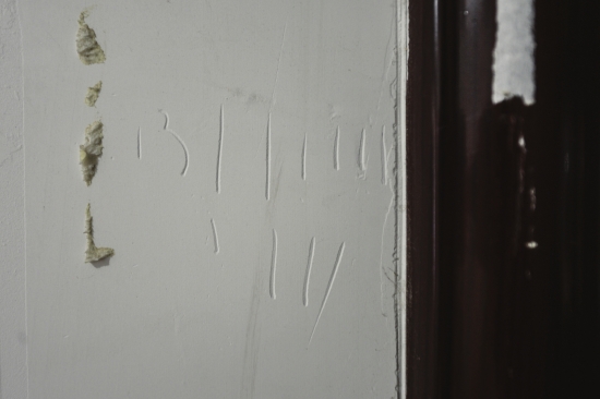 8月20日，長沙上東辛頓公寓小區(qū)，北一棟一住戶家門口的標記，疑為小偷的暗號。圖/實習(xí)生 陳日雯 記者 辜鵬博