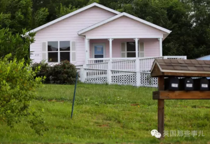 Dee Dee是一個單親母親，她沒有工作，全職在家照顧身患重病的女兒。