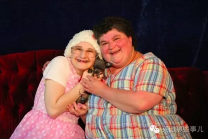 她總是穿著色彩鮮亮的衣服，沖著周圍的人露出親近的笑容。