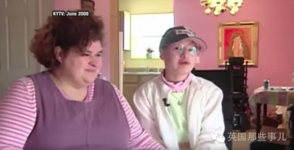 母親叫Dee Dee，女兒叫Gypsy Rose，住在美國密蘇里。