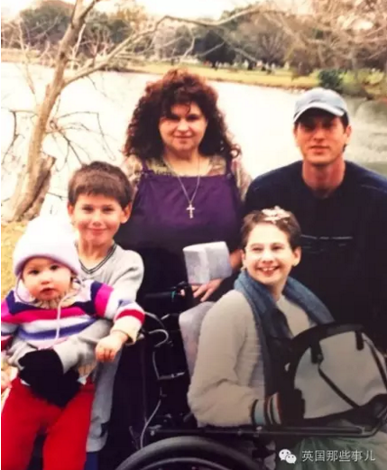 各種藥物的副作用之下，她小小年紀(jì)，牙齒已經(jīng)掉的差不多了。