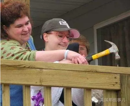 她下半身癱瘓，沒法獨(dú)立行走，不管到哪，都只能靠母親用輪椅推著。