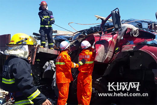 救援現(xiàn)場(chǎng)。圖片由秦皇島公安消防提供