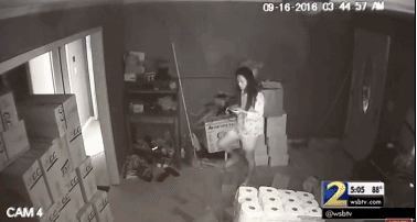 之后一男子出現(xiàn)在畫面中，安慰該女子并將手槍收起報警。