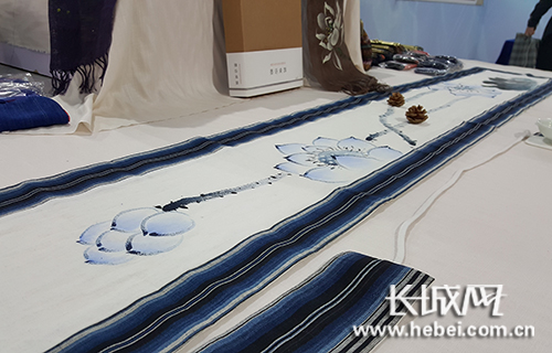 “女紅坊”手工制品引爆河北特博會 。長城網 寧曉雪 攝