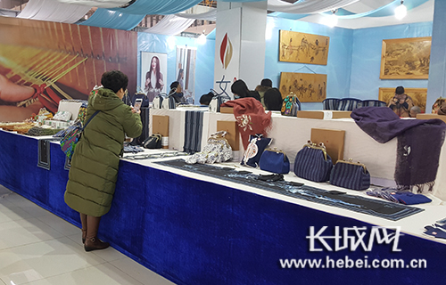 “女紅坊”手工制品引爆河北特博會 。長城網 寧曉雪 攝
