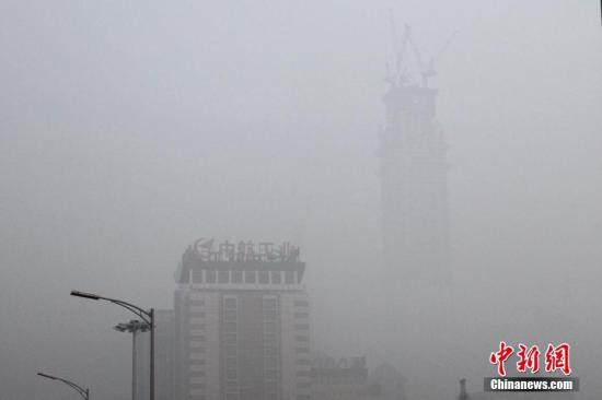 12月20日，北京CBD高樓在霧霾籠罩下若隱若現(xiàn)。中新社記者 富田 攝
