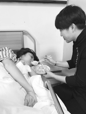 王一嵐躺在病床上。