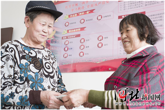 秦皇島老人撿廢品撿到兩萬(wàn)多元現(xiàn)金主動(dòng)歸還失主 秦皇島老人撿廢品撿到兩萬(wàn)多元現(xiàn)金主動(dòng)歸還失主