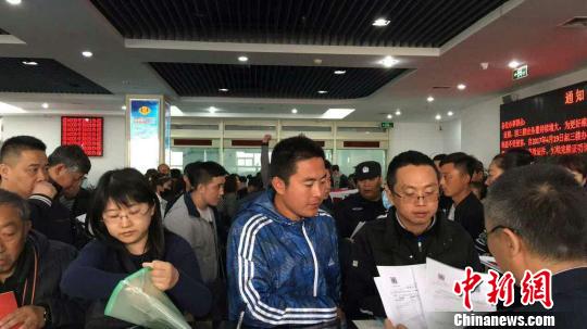 購房者排隊等待辦理房屋產(chǎn)權(quán)登記 王天譯 攝