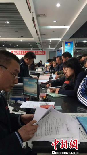 購房者排隊等待辦理房屋產(chǎn)權(quán)登記 王天譯 攝