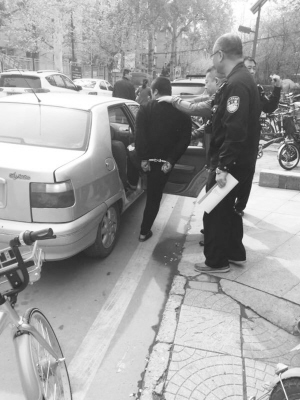 ■民警押解嫌疑人去追贓。